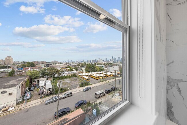 Building Photo - 660 Grand St