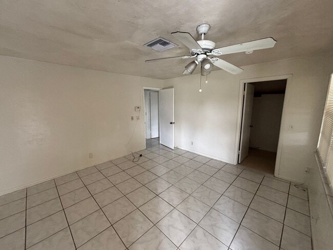 Building Photo - 4 Bedroom 1 1/2 Bathroom Single Family House