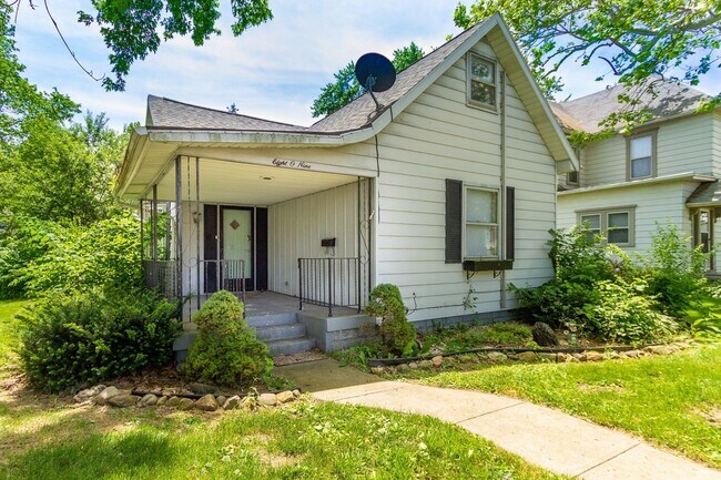 Primary Photo - Close to Campus