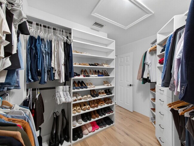 Building Photo - 6017 Newport Village Way