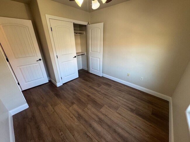 Building Photo - 2075 S Sir Monte Dr