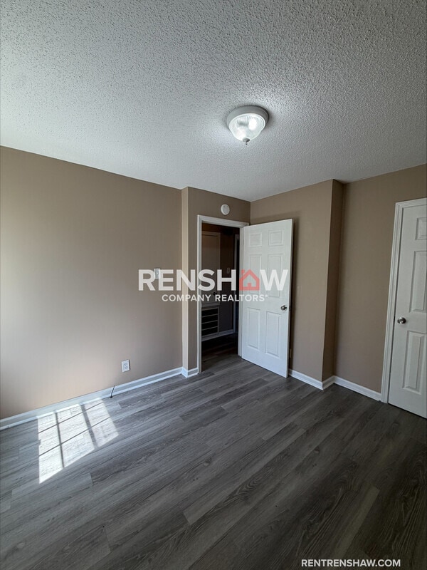 Building Photo - 16 Red Oak Cove