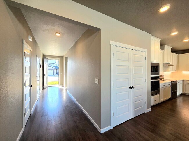 Building Photo - New 4 Bed Rambler | Fenced Yard | 2-car Garage | Move-In Ready House for Rent in Quincy!