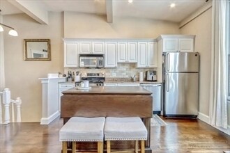 Building Photo - 439 W 4th St