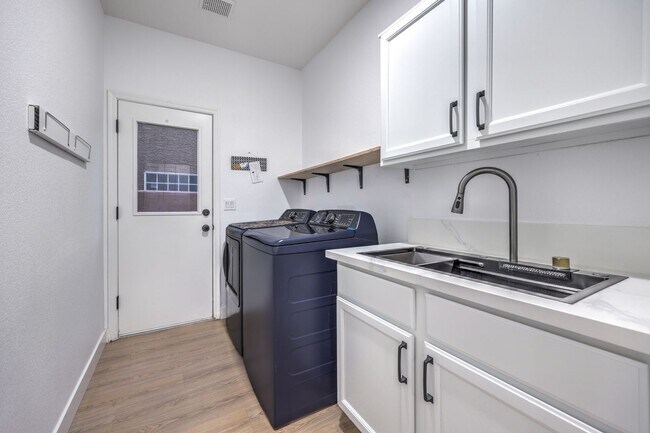 Building Photo - Beautiful 4BR / 3BA Corner-Lot Home with Designer Finishes