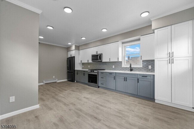 Building Photo - 1033 E 23rd St