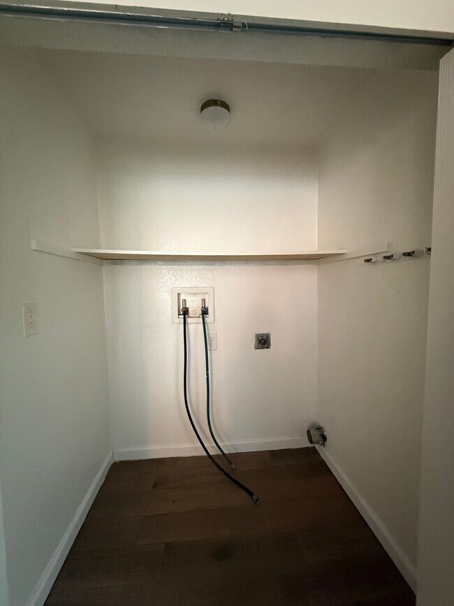 Building Photo - Updated 3BR w/ Hardwood Floors, Walk-In Shower & Stainless Steel Kitchen