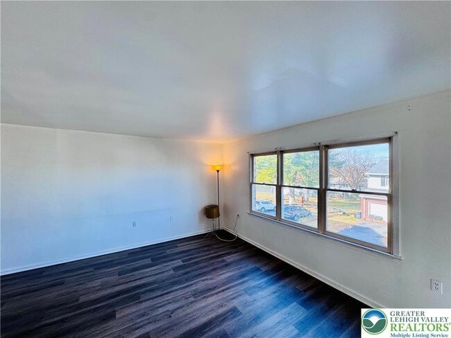 Building Photo - 235 Vista Dr