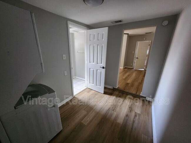 Building Photo - 2406 E Clark St