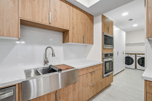 Building Photo - 1037 Town Pl St