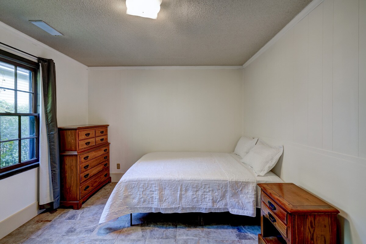 Building Photo - 1422 Pineview Dr