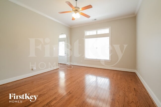 Building Photo - 4587 Clubview Dr