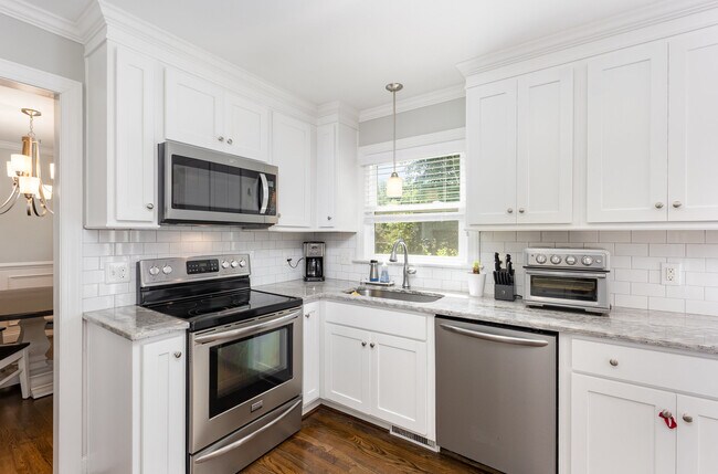 Building Photo - 4901 Stonehill Dr