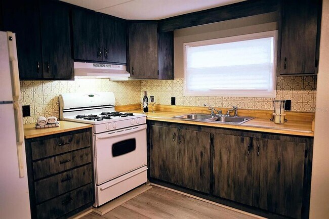 Building Photo - 814 Elkan Dr