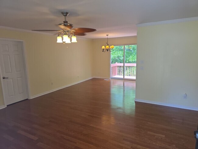 Building Photo - 3 Bed 2bath house off of Hard Scrabble Rd ...