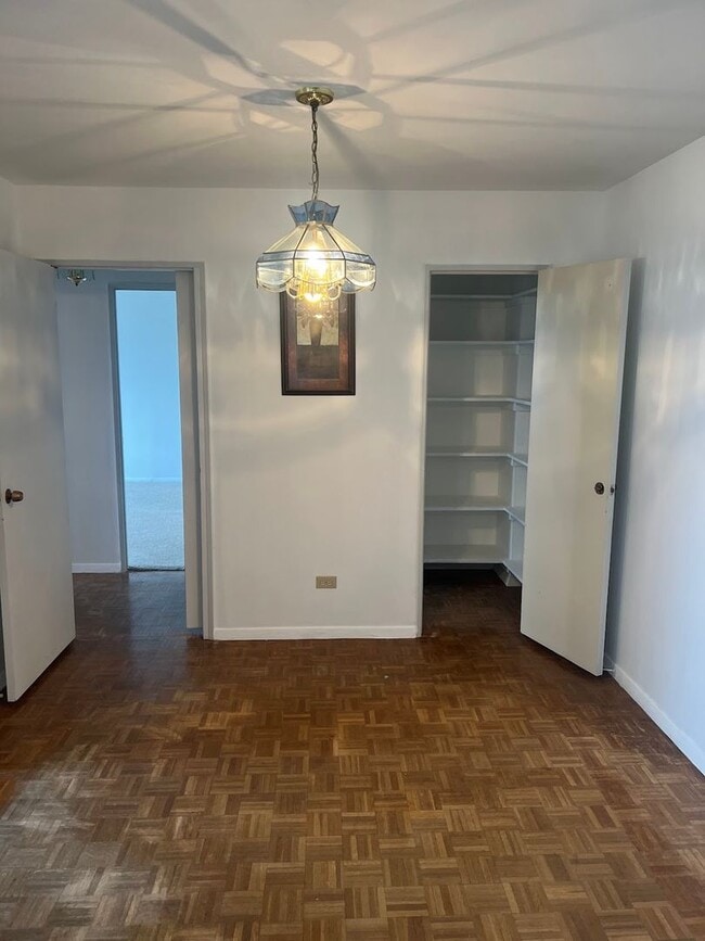 Building Photo - Spacious One Bedroom Apartment- City views!