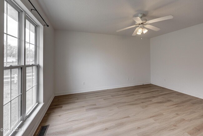 Building Photo - 301 W Briarbrook Ln