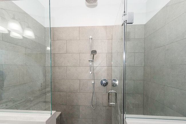 Building Photo - 520 N Western Ave