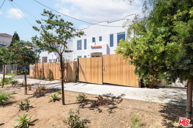 Building Photo - 3611 1/2 Bellevue Ave