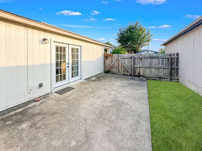 Building Photo - Cozy 2 Bedroom 2 Bath 1 Story Home