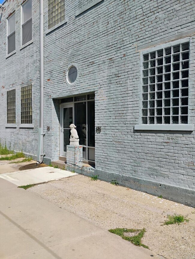 Building Photo - 1 BEDROOM 1.5 BATH IN DOWNTOWN CHAMPAIGN