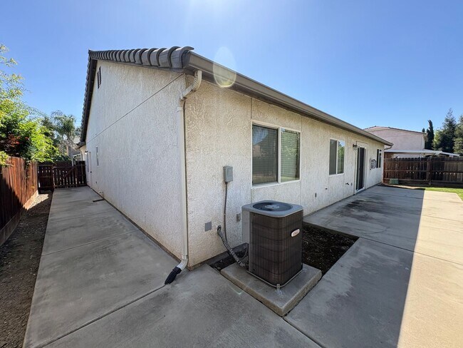 Building Photo - Lovely NW Visalia Home Near Shopping Centers Available Now!