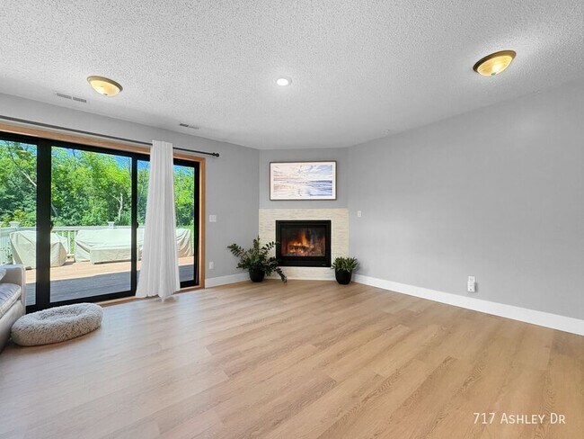 Building Photo - 717 Ashley Dr