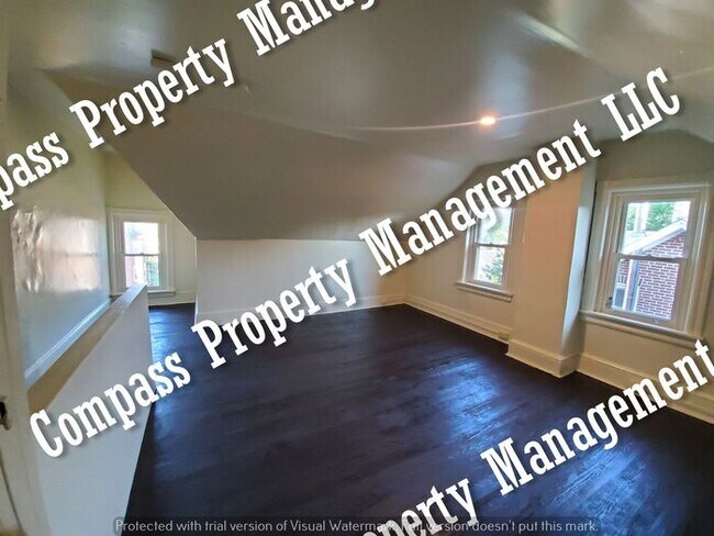 Building Photo - $1595 - 4 Bed, 1.5 Bath Half Double Home -...