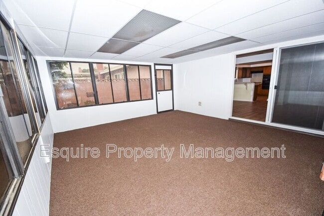 Building Photo - 833 Sharon Dr