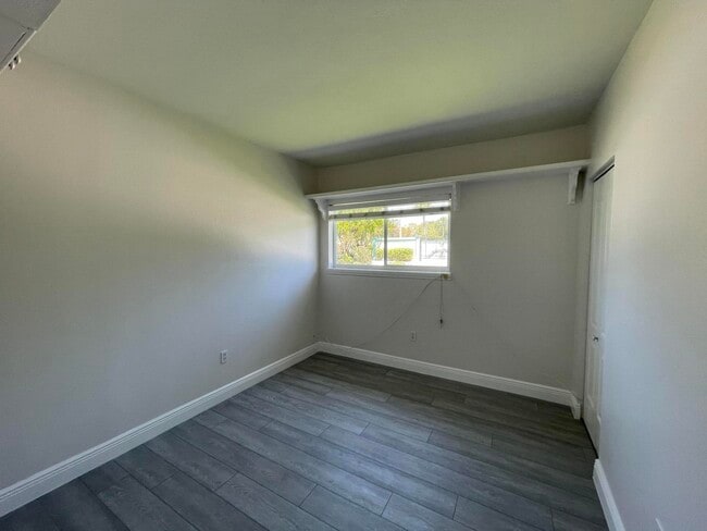 Building Photo - 701 SE 4th St