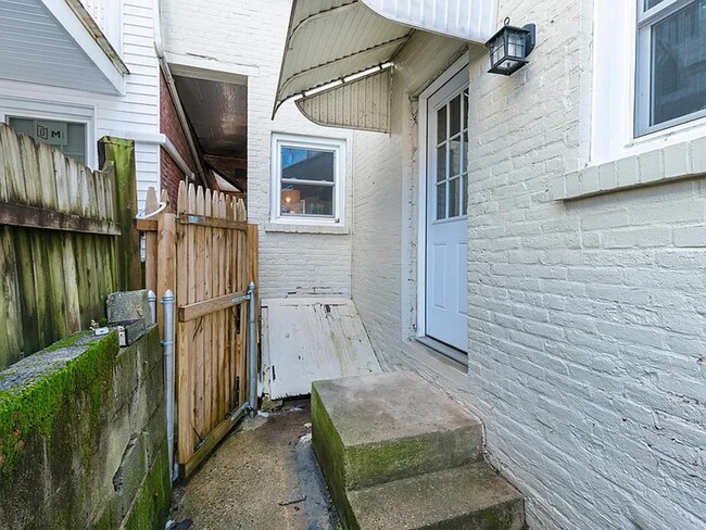 Building Photo - Updated 4 Bed 2 Bath Townhouse in Lancaster City!