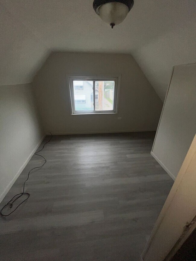 Building Photo - Section 8 Accepted! Spacious Newly Renovat...