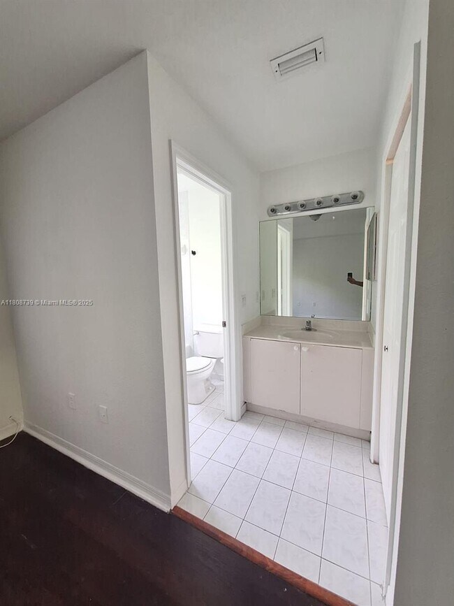 Building Photo - 1654 SE 31st Ct