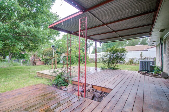 Building Photo - 2608 Driftwood Dr