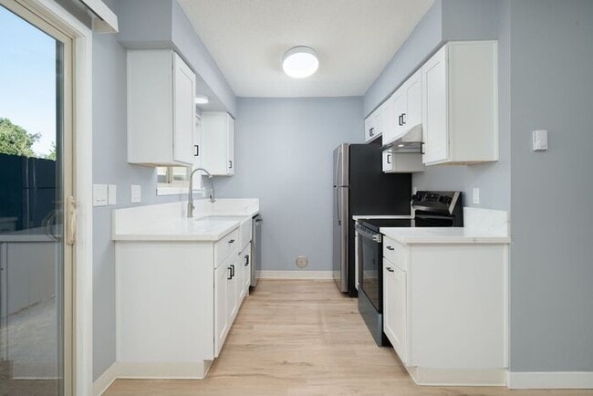 Building Photo - Recently remodeled 2 bedroom 1 bath unit! ...