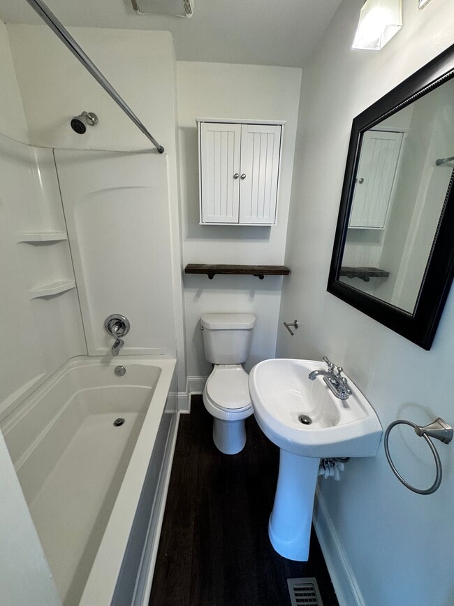 Building Photo - 105 Moultrie St