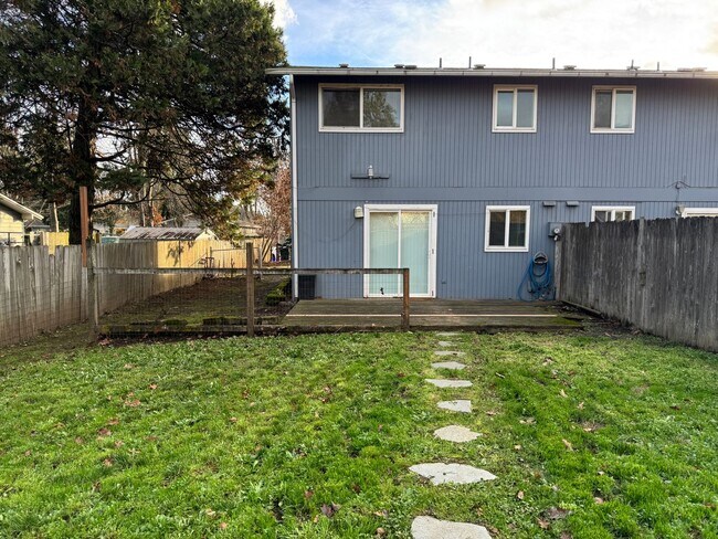 Building Photo - Updated 2 bedroom 1.5 bathroom duplex in Springfield!