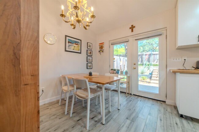 Building Photo - 1015 E Yager Ln