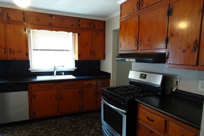 Building Photo - 3 Bedroom 1 Bath Rancher Rental in North H...