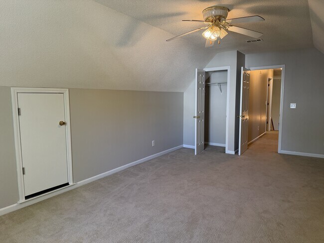 Building Photo - 230 Clinton Crossing Dr