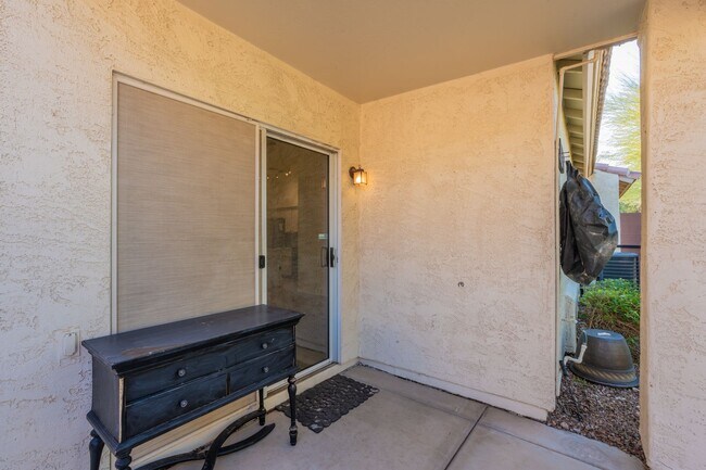 Building Photo - Beautiful 2 bedroom & 2 bath home in Desert Foothills Villas