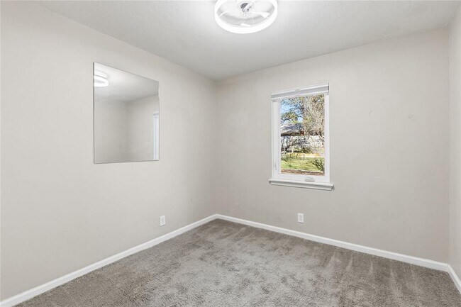 Building Photo - 404 Seminole Dr