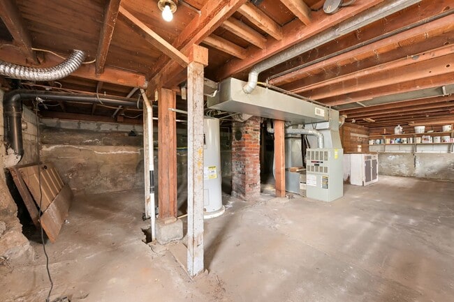 Building Photo - Large Single Family home with Bonus Room!
