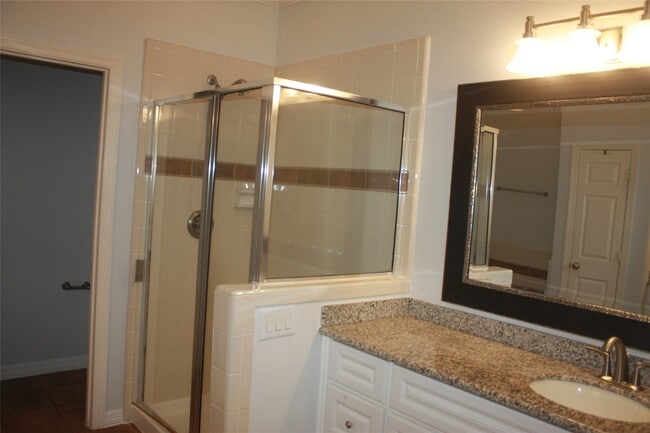 Building Photo - 3206 E Park At Beverly Hills