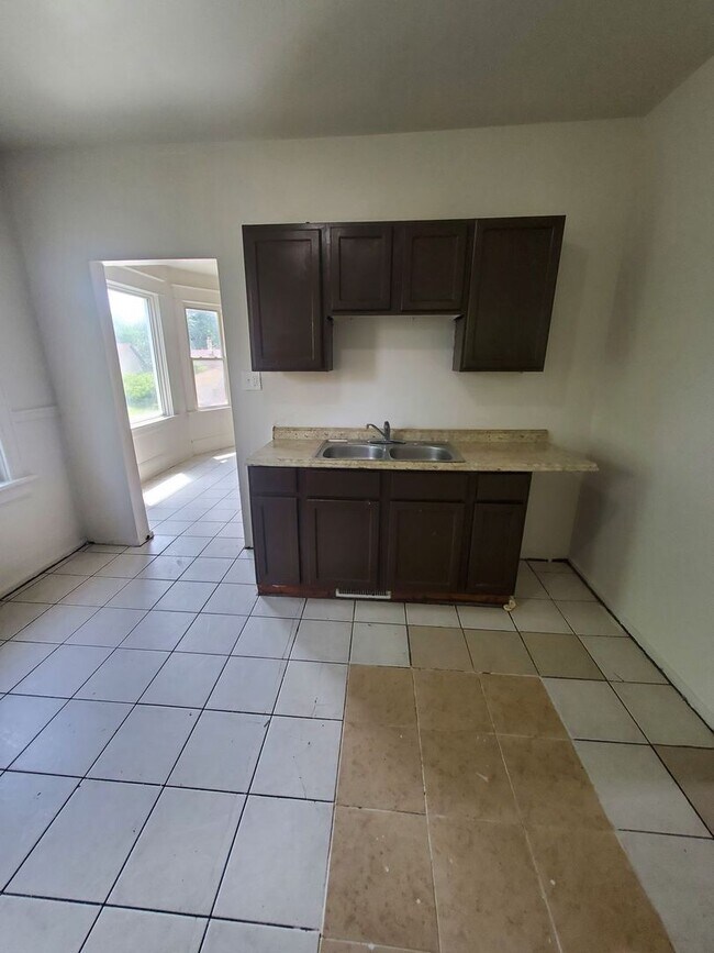 Building Photo - 608-610 W Burleigh St. (Duplex)