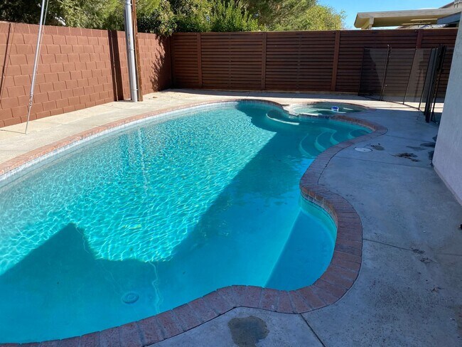 Building Photo - West Lancaster Pool Home