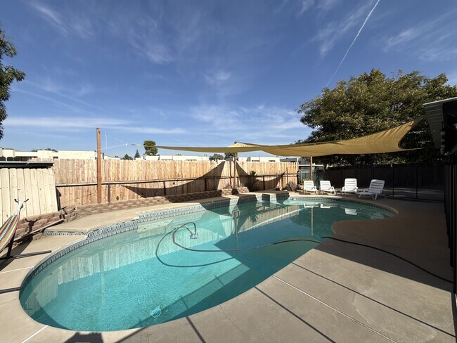 Building Photo - 6504 Edgemont Dr