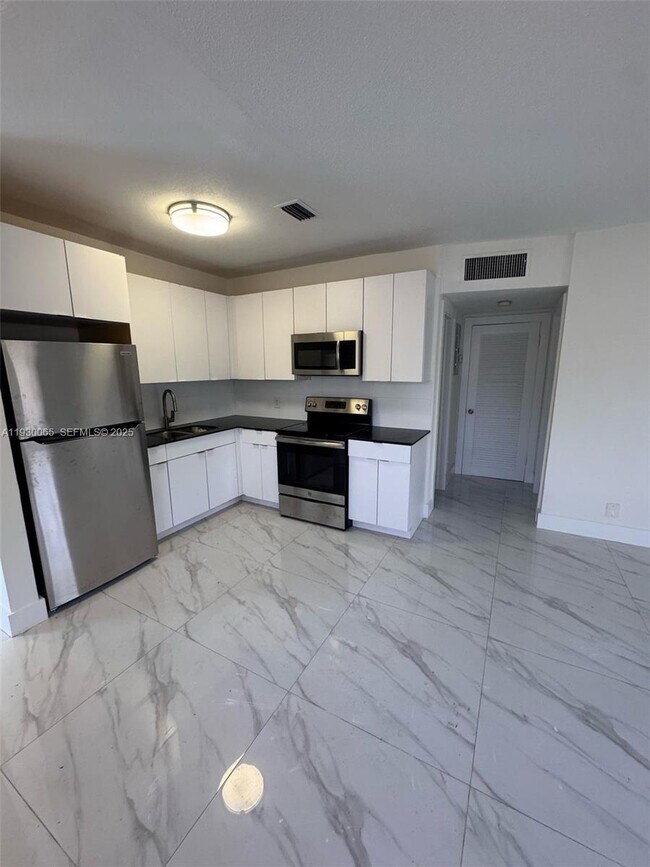 Building Photo - 5731 NE 18th Ave