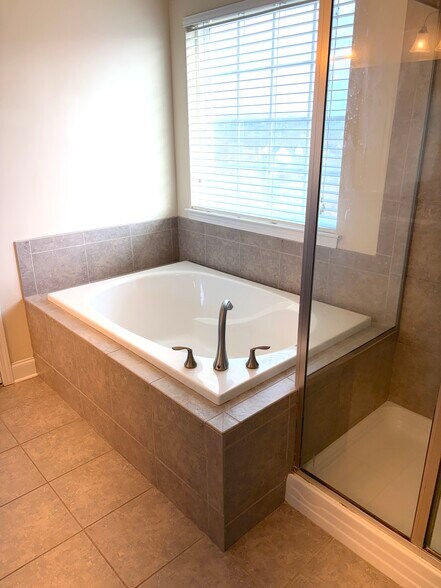 Building Photo - 6137 Valley Forge Dr