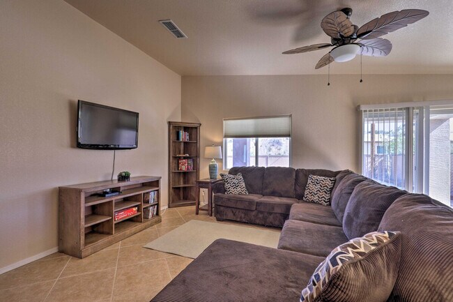 Building Photo - 2447 Rio Dr